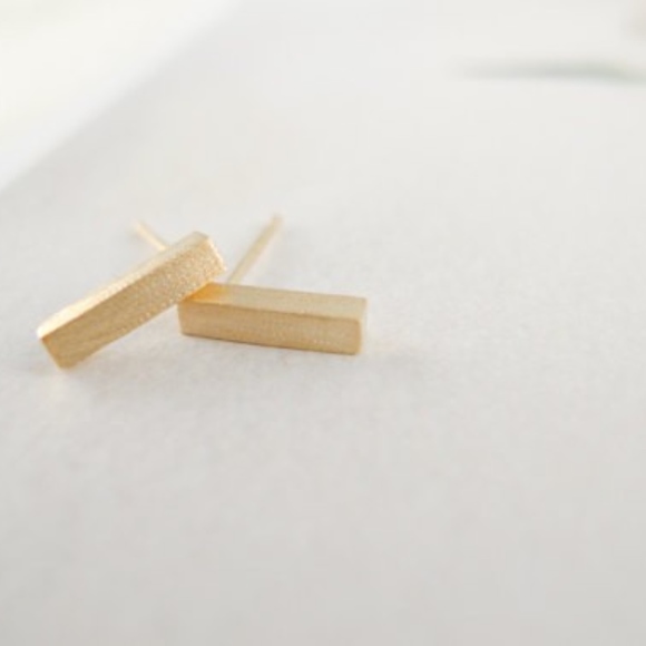 Brushed Bar Stud Earrings Gold Color - Picture 4 of 5